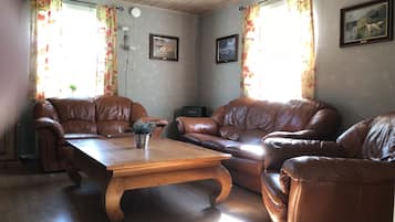 Televisión, chimenea, estéreo