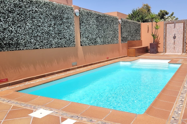 Pool & shower 01