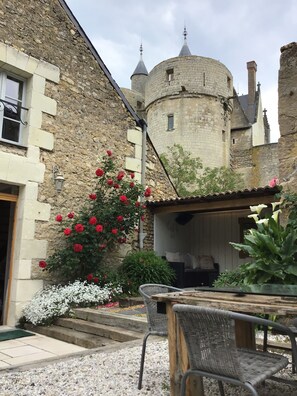 Outdoor dining - Newly renovated home for rental in the Loire Valley - Montreuil Bellay,  (Montreuil Bellay)