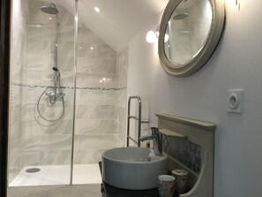 Shower, hair dryer, towels, toilet paper - Newly renovated home for rental in the Loire Valley - Montreuil Bellay,  (Montreuil Bellay)