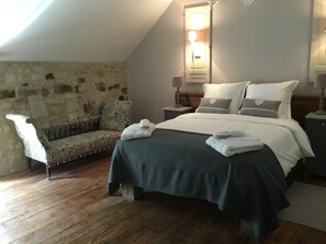 2 bedrooms, iron/ironing board, free WiFi, bed sheets - Newly renovated home for rental in the Loire Valley - Montreuil Bellay,  (Montreuil Bellay)