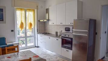 Frigorifero, microonde, piano cottura, seggiolone