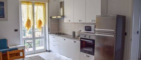 Jääkaappi, mikroaaltouuni, liesi, syöttötuoli