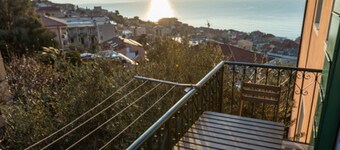 Suuri kolmen huoneen huoneisto parvekkeella merinäköalalla