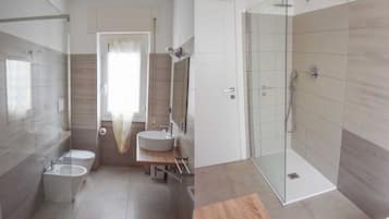 Doccia, asciugacapelli, asciugamani