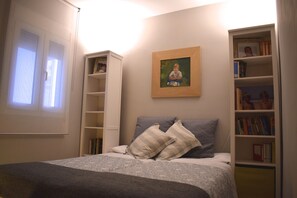 5 bedrooms, iron/ironing board, Internet, bed sheets