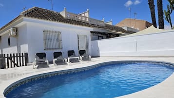 Una piscina al aire libre, una piscina climatizada