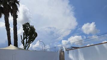 Una piscina al aire libre, una piscina climatizada