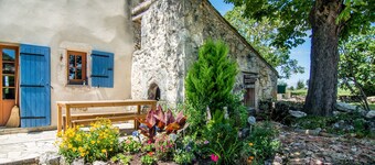 Detached Rural barn retreat set in open farm land -with private pool