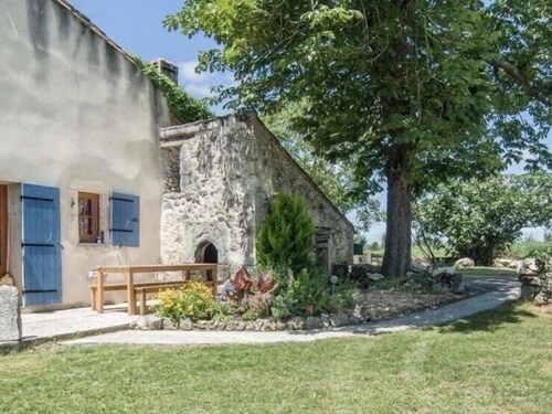 Detached Rural barn retreat set in open farm land -with private pool