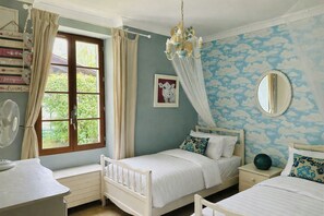 3 dormitoris, caixa forta a l'habitació i planxa i posts de planxar