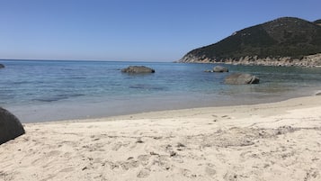 Una spiaggia nelle vicinanze