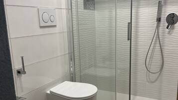Doccia, asciugacapelli, bidet, asciugamani