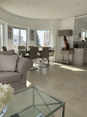 Smart-TV, DVD-Player, Bücher, Stereoanlage