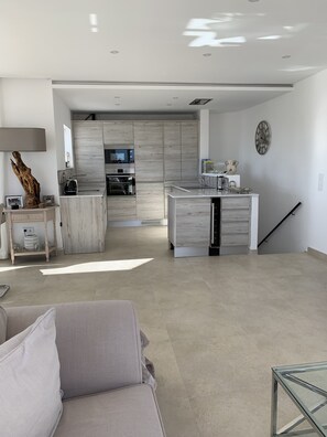 Smart TV, DVD player, books, stereo