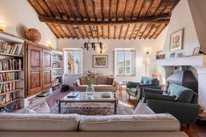 Smart TV, fireplace, DVD player, ping pong