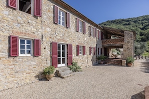 Exterior - Al Bastini - villa with glorious views & pool, 15 mins from Lucca (Lucca)