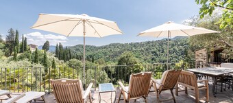 Al Bastini - villa with glorious views & pool, 15 mins from Lucca
