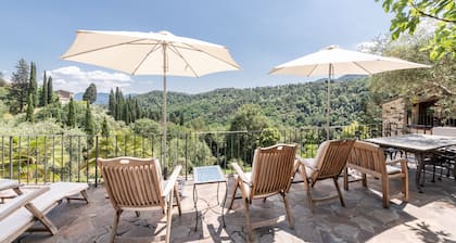 Al Bastini - villa with glorious views & pool, 15 mins from Lucca