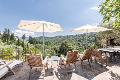 Al Bastini - villa with glorious views & pool, 15 mins from Lucca