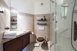 Dusche, Haartrockner, Handtücher, Seife