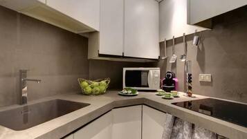 Kühlschrank, Mikrowelle, Herdplatte, Geschirrspüler