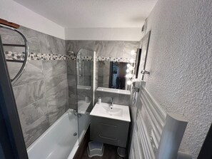 Tina, secadora de cabello, jabón, papel de baño 