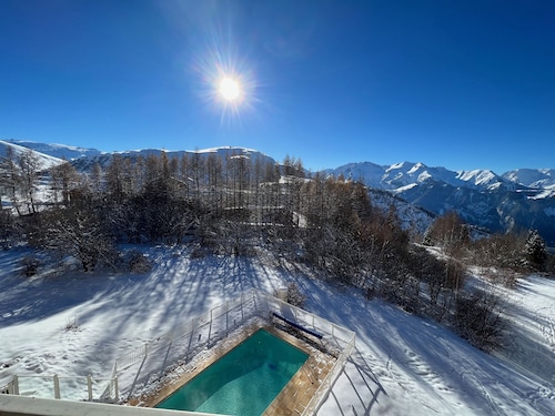 At the foot of the slopes in the Alpes d'Huez, very nice comfortable apartment