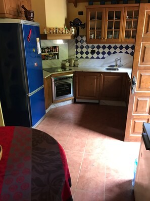 Een koelkast, een magnetron, een oven, een kookplaat