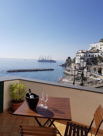 Speisen im Freien. Wohnung nur einen Steinwurf von Amalfi