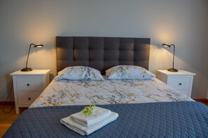 2 habitaciones, escritorio y tabla de planchar con plancha 