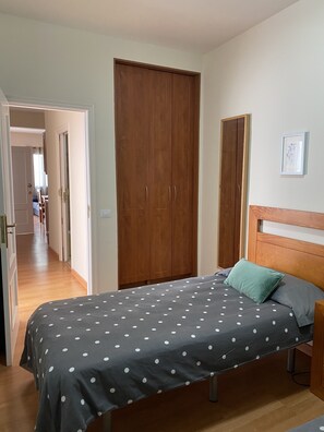 1 habitación, tabla de planchar con plancha, wifi gratis y ropa de cama 