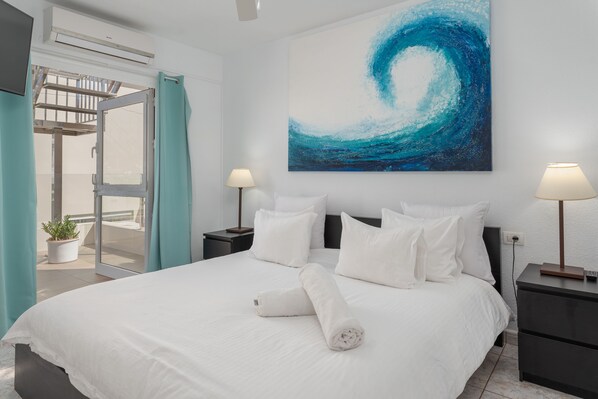 4 bedrooms, iron/ironing board, WiFi, bed sheets