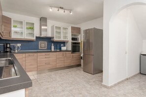 Réfrigérateur, four à micro-ondes, un four, surface de cuisson