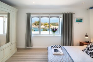 4 bedrooms, desk, iron/ironing board, travel cot - Beachpad's Beach Bungalow on *Best Beach 2024 The Times + hot tub parking wifi (St Ives,Lelant)