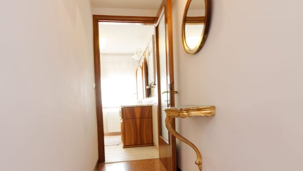 A hallway with a wooden ceiling, a mirror, and a gold-framed sink. - Apartment A. Cà Canziani - On the roof in Venice (Venezia)