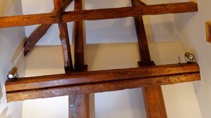 A wooden ceiling structure with beams and a vent. - Apartment A. Cà Canziani - On the roof in Venice (Venezia)