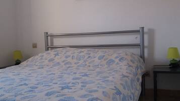 3 chambres, fer et planche Ă repasser, draps fournis