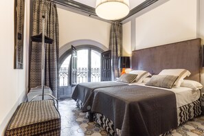 2 chambres, fer et planche à repasser, lit de bébé portatif