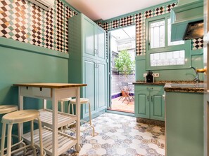 Refrigerador, microondas, lavavajillas y cafetera y tetera 