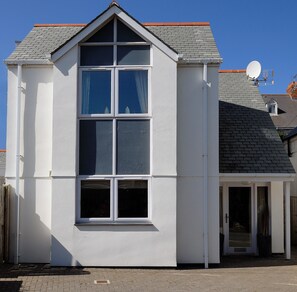 Exterior - Castaway Cottage in Trevone with parking and 100m from the sandy beach. (Trevone)