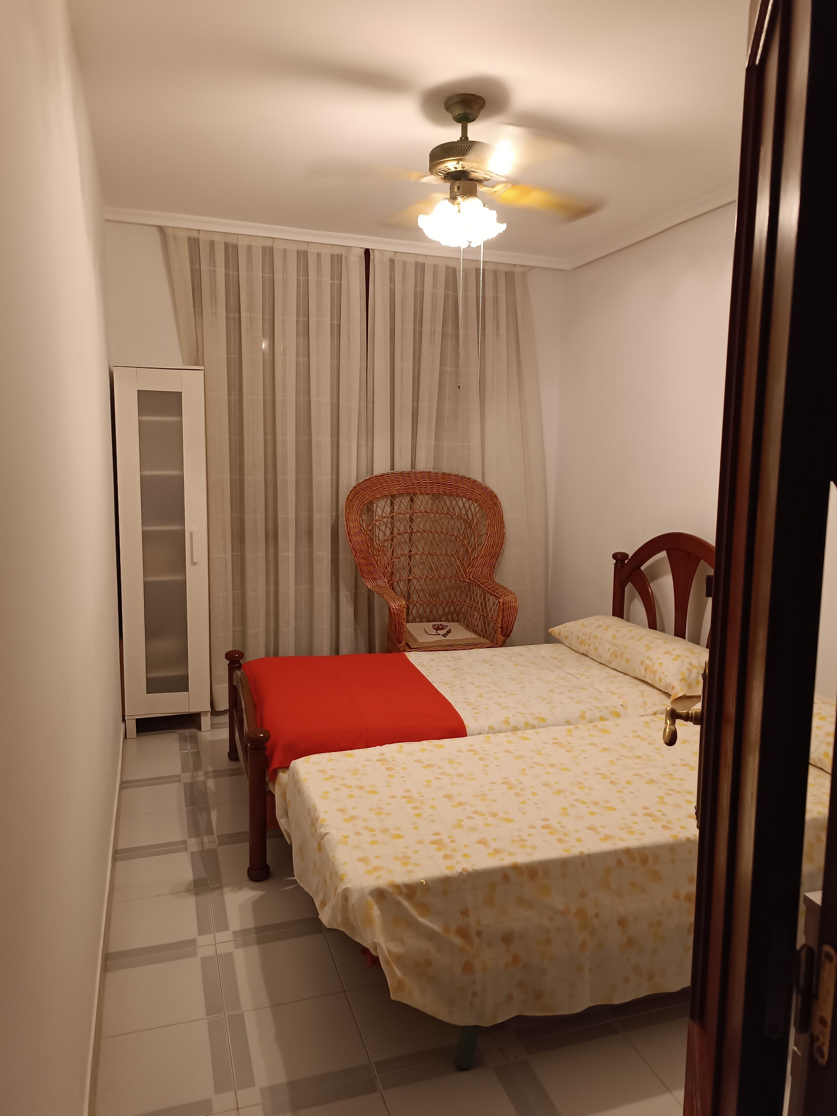 4 多间卧室、熨斗/熨衣板、旅行婴儿床、床单