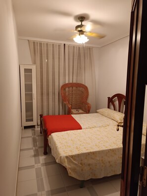 4 多间卧室、熨斗/熨衣板、旅行婴儿床、床单