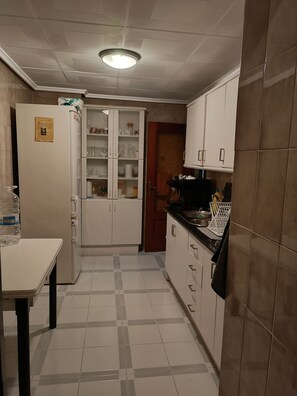 冰箱、微波炉、烤箱、炉灶