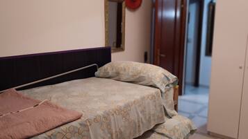 4 slaapkamers, een strijkplank/strijkijzer, reisbedje, beddengoed