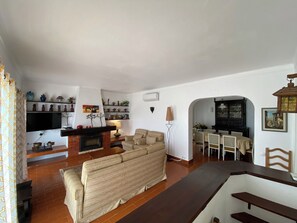 TV, fireplace, books - Casa do Farol – Cozy Retreat with Special Rates in Low Season Algarve (Carvoeiro)