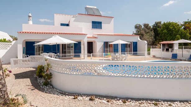 A modern villa with a pool, outdoor seating, and a covered patio area. - Casa do Farol – Cozy Retreat with Special Rates in Low Season Algarve (Carvoeiro)
