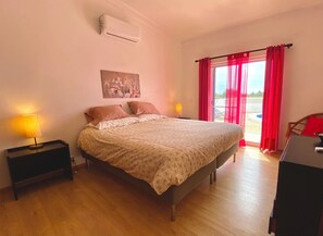 5 bedrooms, iron/ironing board, travel crib, free WiFi - Casa do Farol – Cozy Retreat with Special Rates in Low Season Algarve (Carvoeiro)