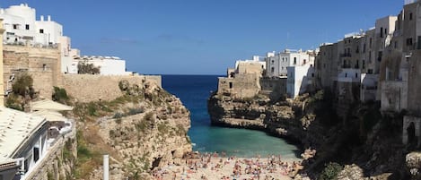 Playa en los alrededores, camastros y toallas de playa