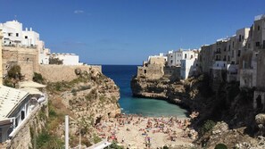 Beach nearby, sun-loungers, beach towels